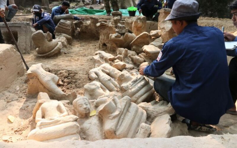 Ahli temukan lebih dari 100 potongan patung Buddha di kuil di Angkor